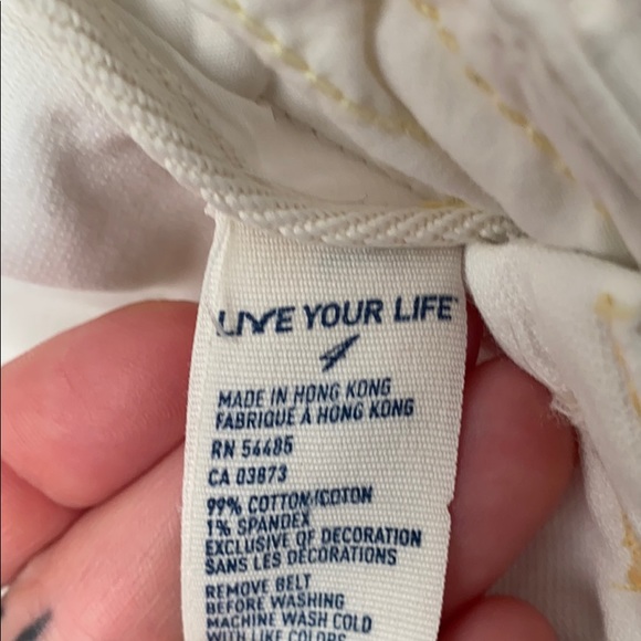 WOMENS SIZE 4 WHITE AMERICAN EAGLE SHORTS - Picture 2 of 3